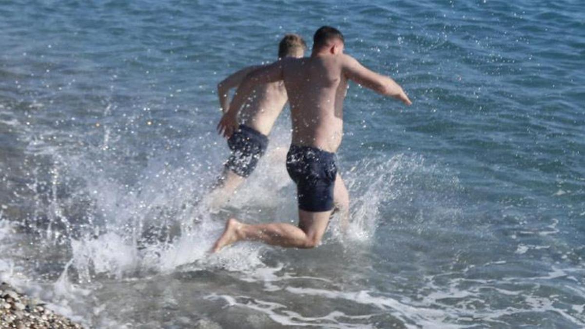 Denizin sıcaklığı havayı geçti; turistler yüzdü
