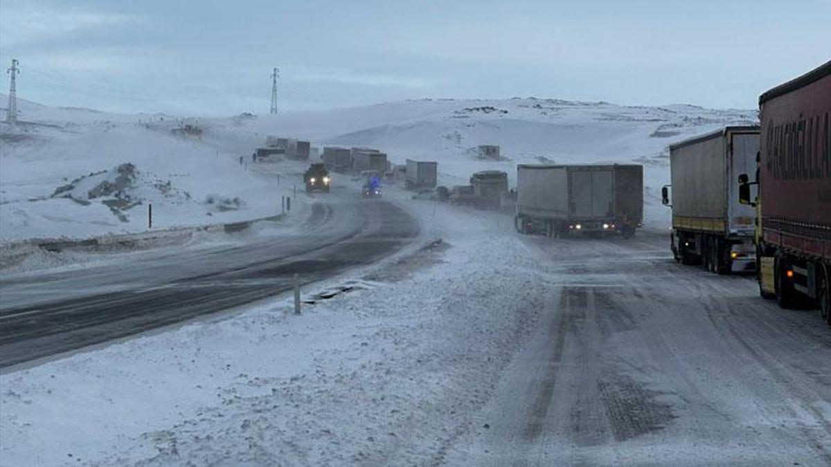 Tendürek Geçidi kardan kapandı, çoğu TIR onlarca araç mahsur kaldı