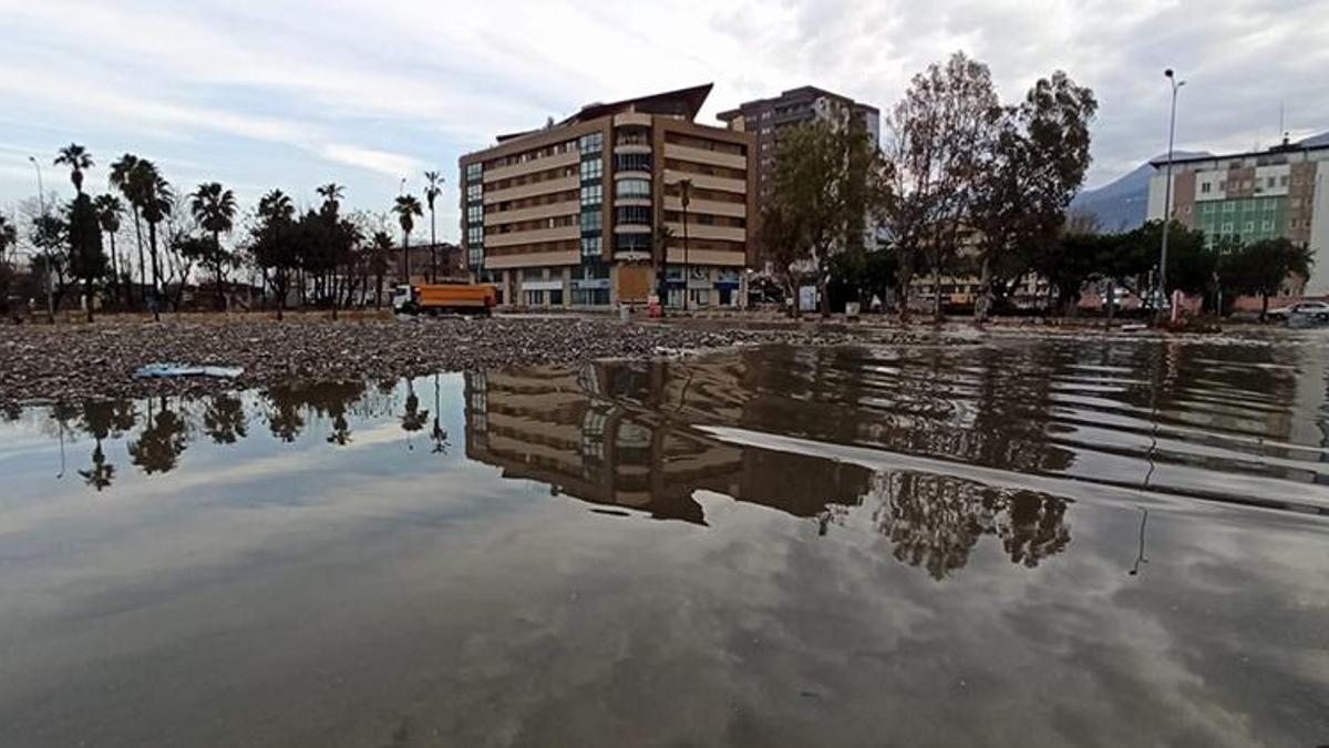 İskenderun sahili yine su altında kaldı; istinat duvarı yıkılan bina boşaltıldı