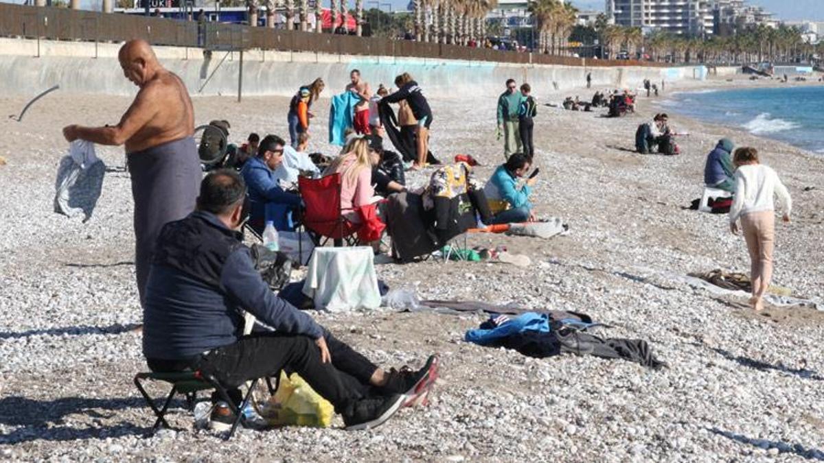 Antalya'da ocak ayı ortasında denize girdiler