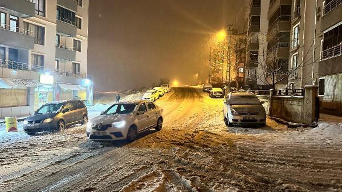 Tunceli ve Bingöl'de eğitime 'kar' engeli