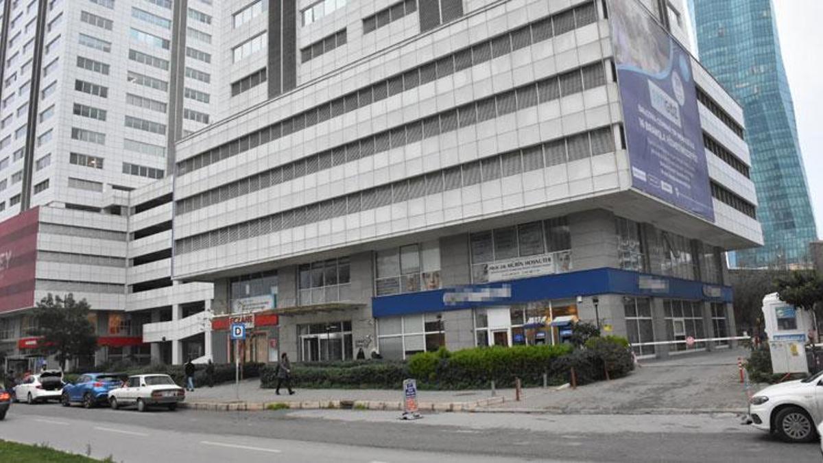 Reklam tabelası asarken vincin zinciri koptu: 2 işçi öldü