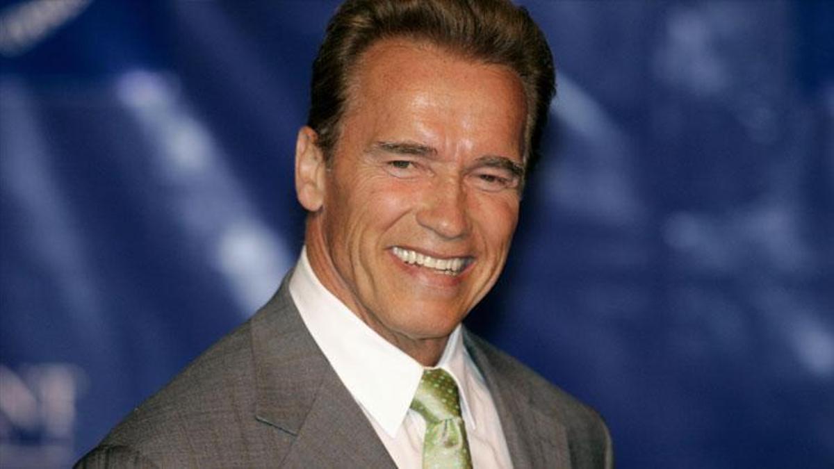 Ünlü oyuncu Arnold Schwarzenegger, havaalanında alıkonuldu