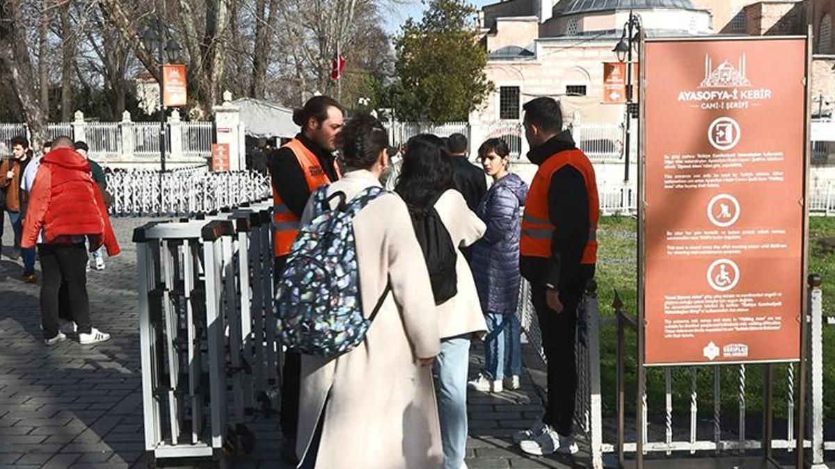 Ayasofya'da yeni düzenleme sonrası ilk Cuma: Giriş yoğunluğu azaldı