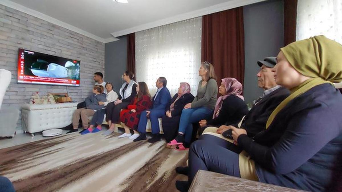 Alper Gezeravcı'nın yakınları kapsülün istasyona kenetlenmesini heyecanla izledi