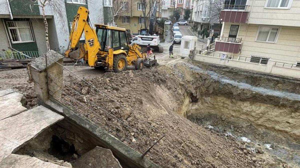 Avcılar’da 4 katlı bir binanın istinat duvarı çöktü