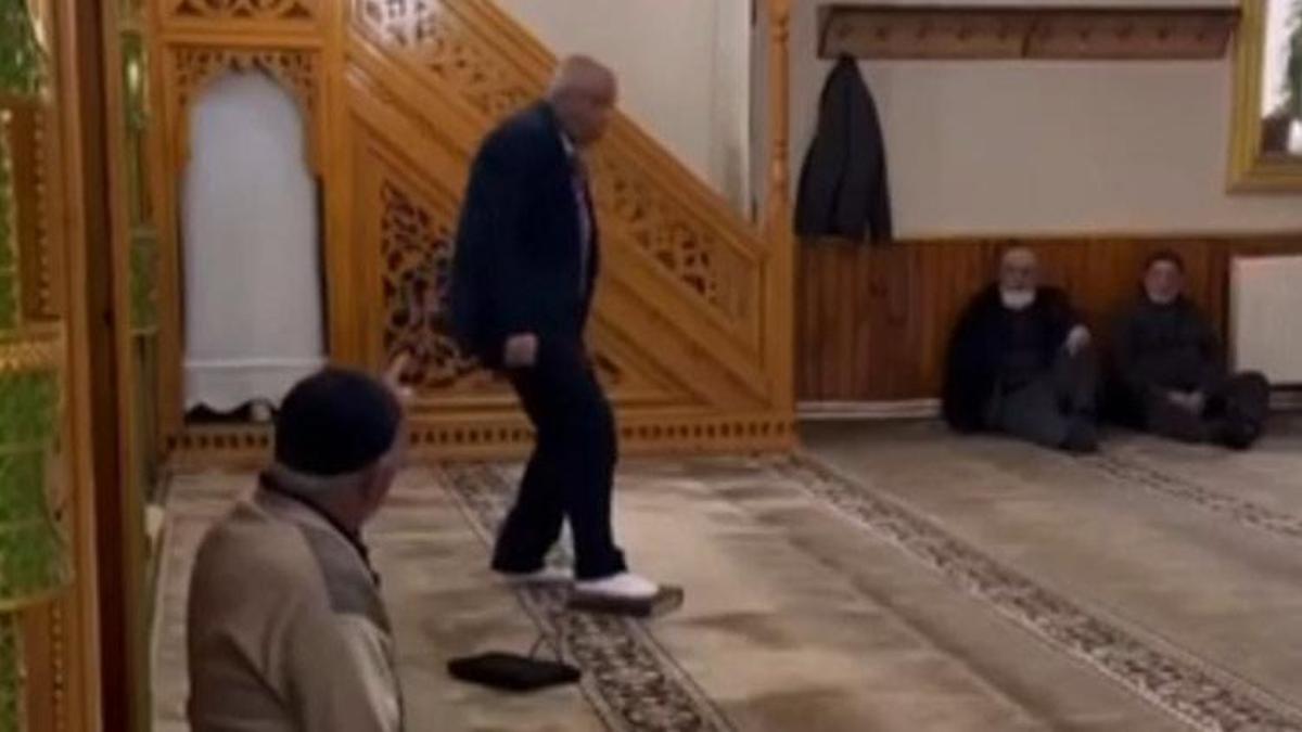Kur'an-ı Kerim'i 3 kez kez öpüp, sonra ayağıyla basan şüpheliye ev hapsi