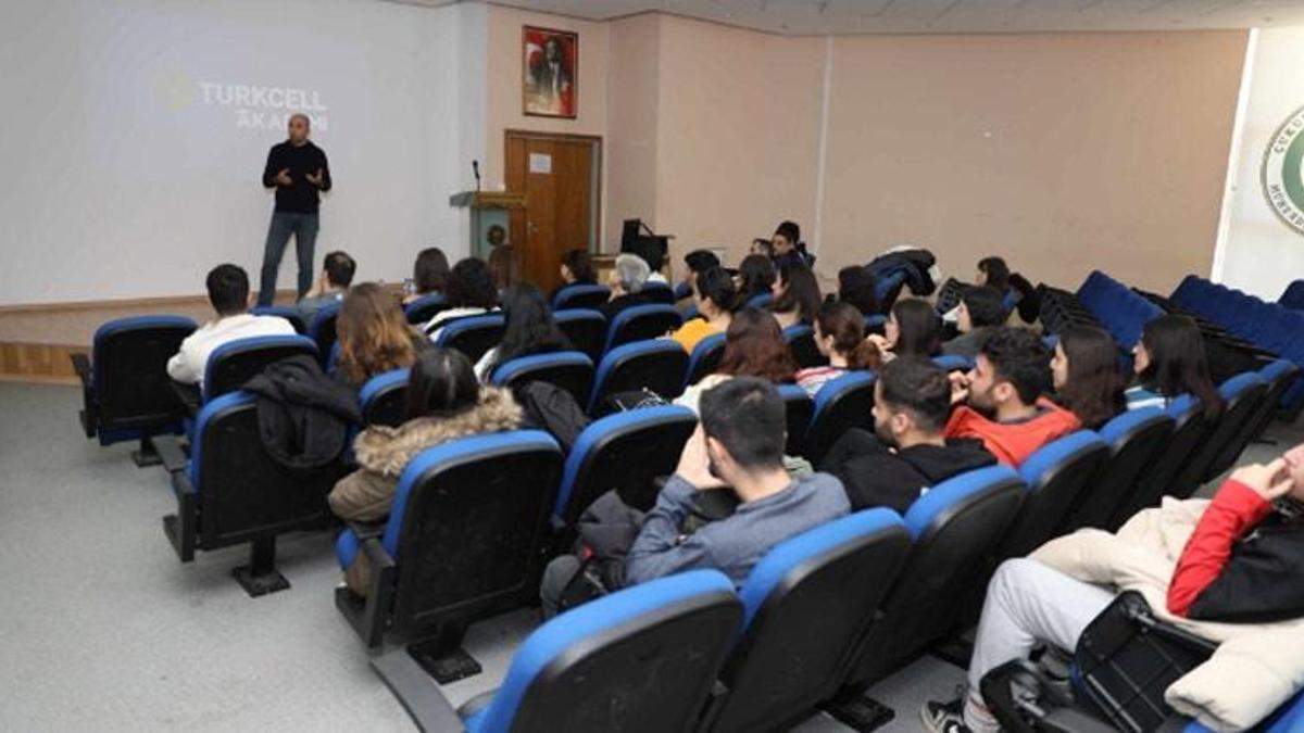 Sektör Kampüste programında dersler devam ediyor