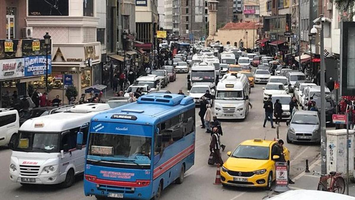 Adana'da taşıt sayısı arttı, korna sesi çileye döndü