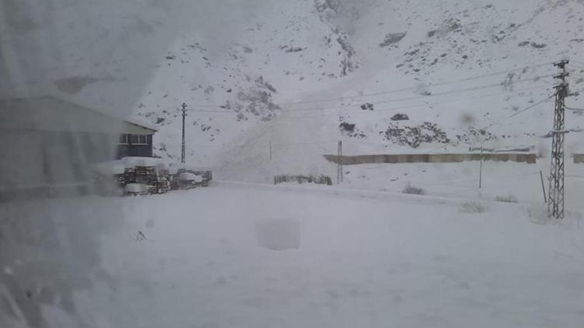 Çukurca- Şırnak Karayoluna çığ düştü