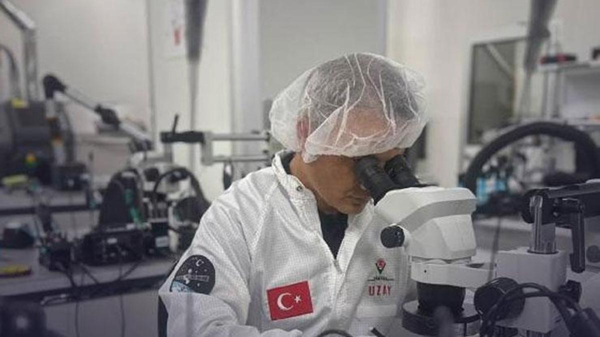 Bakan Kacır paylaştı! Alper Gezeravcı uzayda deneylere devam ediyor