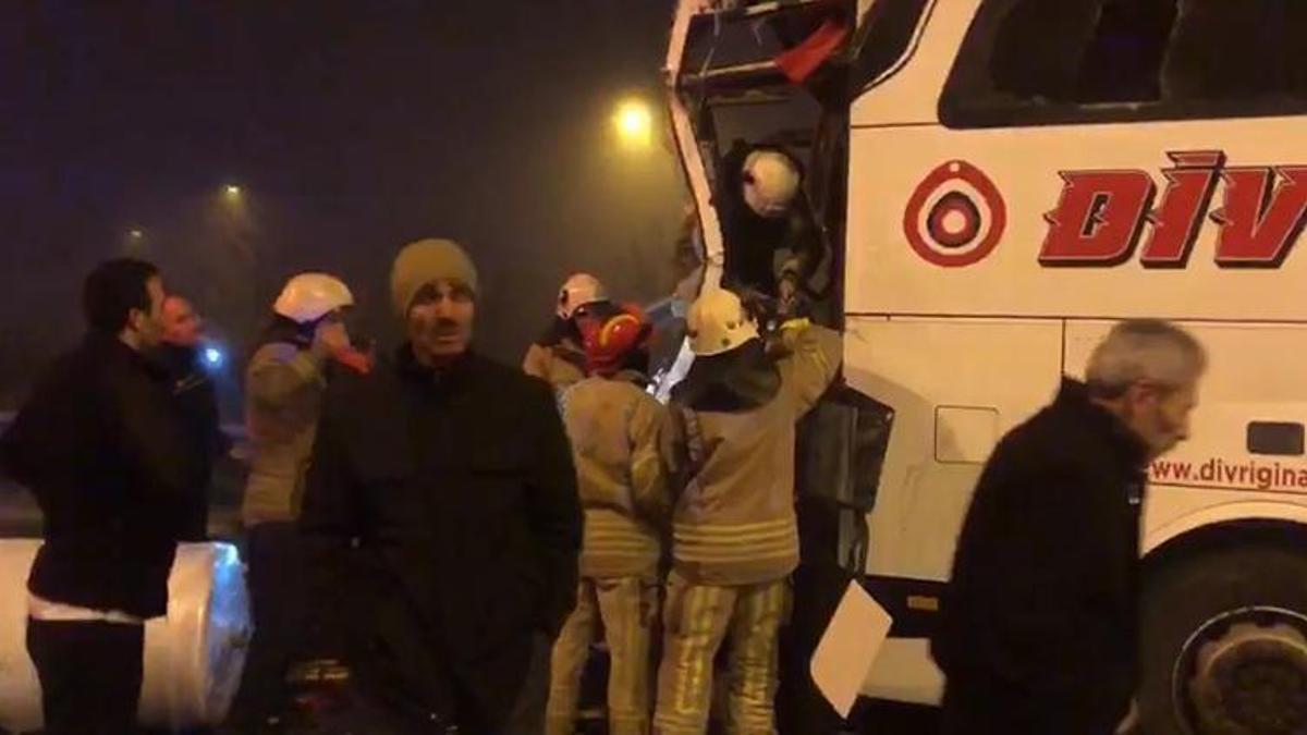 Yolcu otobüsü TIR'a çarptı! Yaralılar var