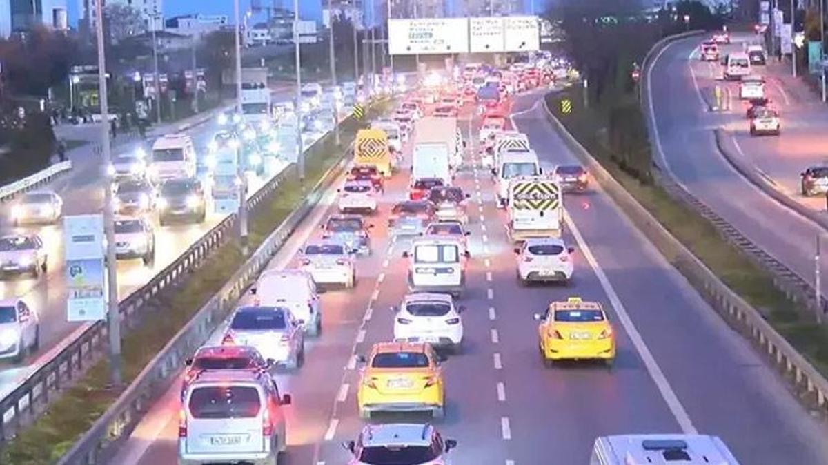 Okulların açılmasıyla trafik yoğunluğu oluştu