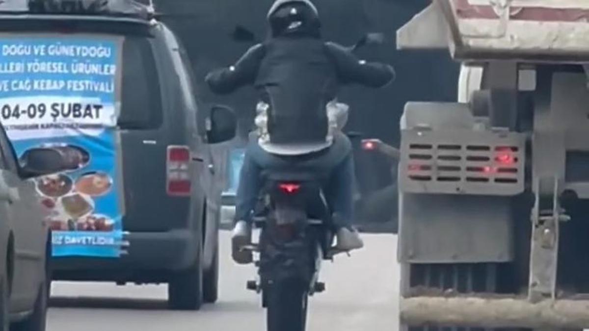 Akan trafikte tek teker ilerledi! Kameralar kaydetti