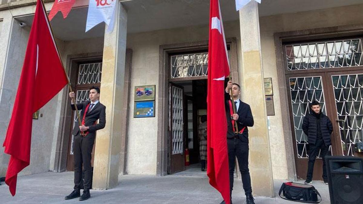 Depremde ölenler için okullarda saygı duruşu