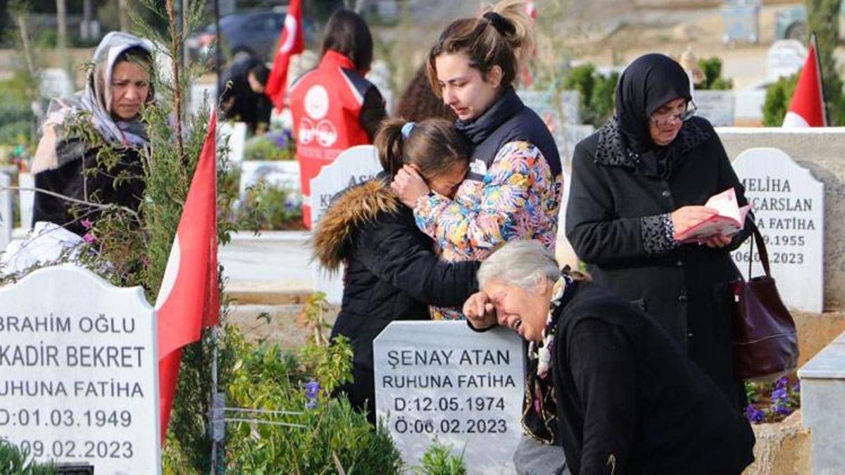 Mezarlıklarda herkes göz yaşlarına boğuldu