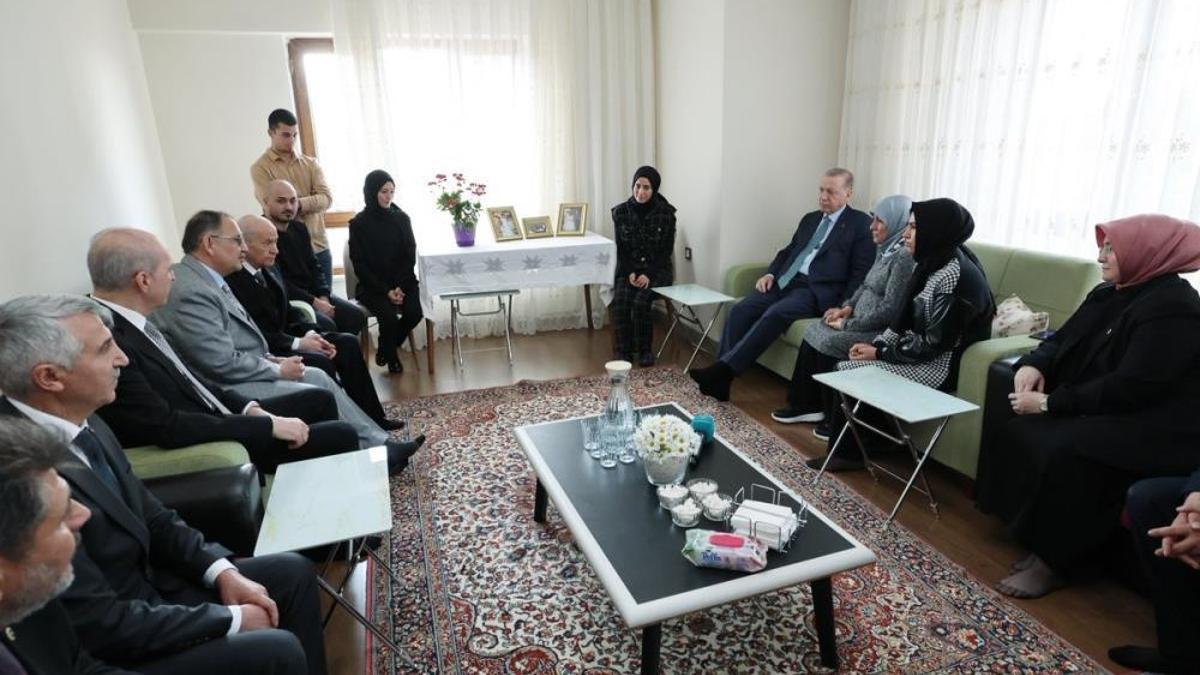 Cumhurbaşkanı Erdoğan, depremzede aileyi ziyaret etti