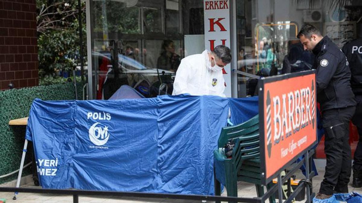 Berber dükkanın önünde saatlerce oturduğunu görenler 112 Acil Çağrı Merkezi'ne bildirdi