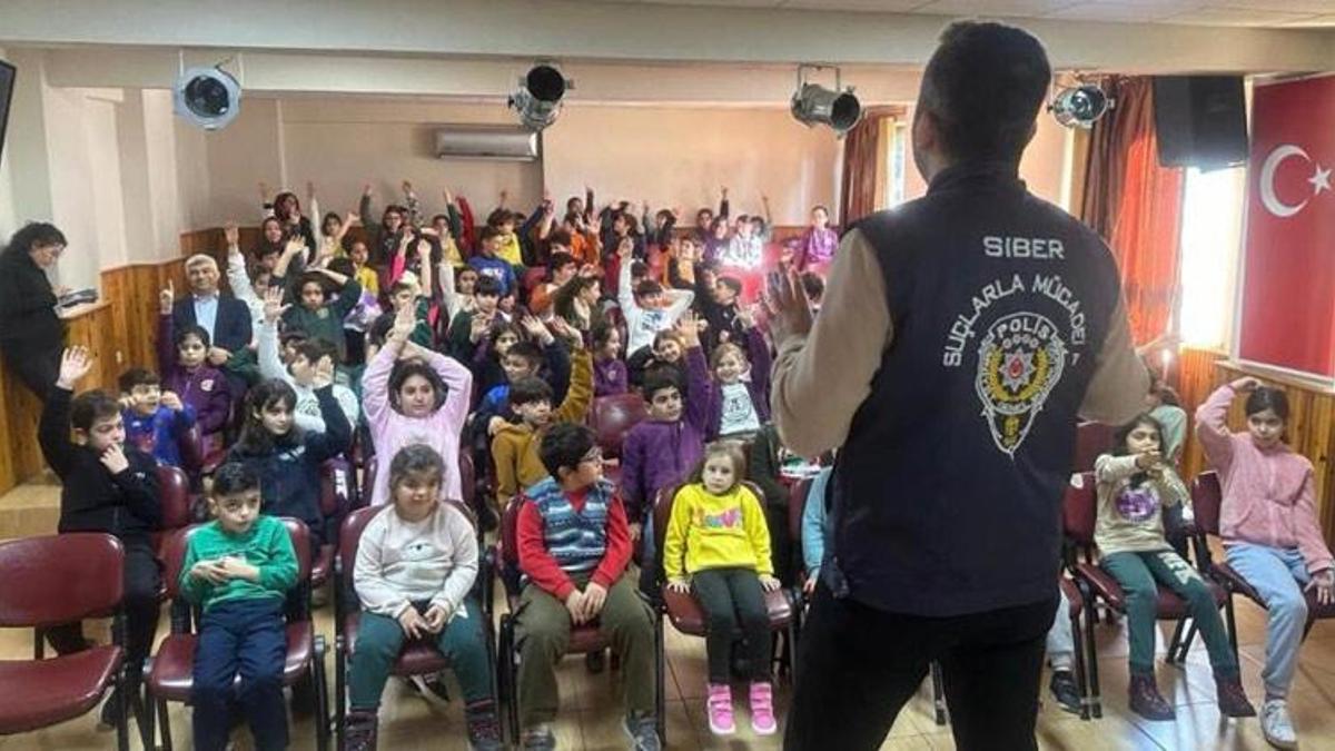 Siber Suçlarla Mücadele Şube Müdürlüğü'nden öğrencilere eğitim