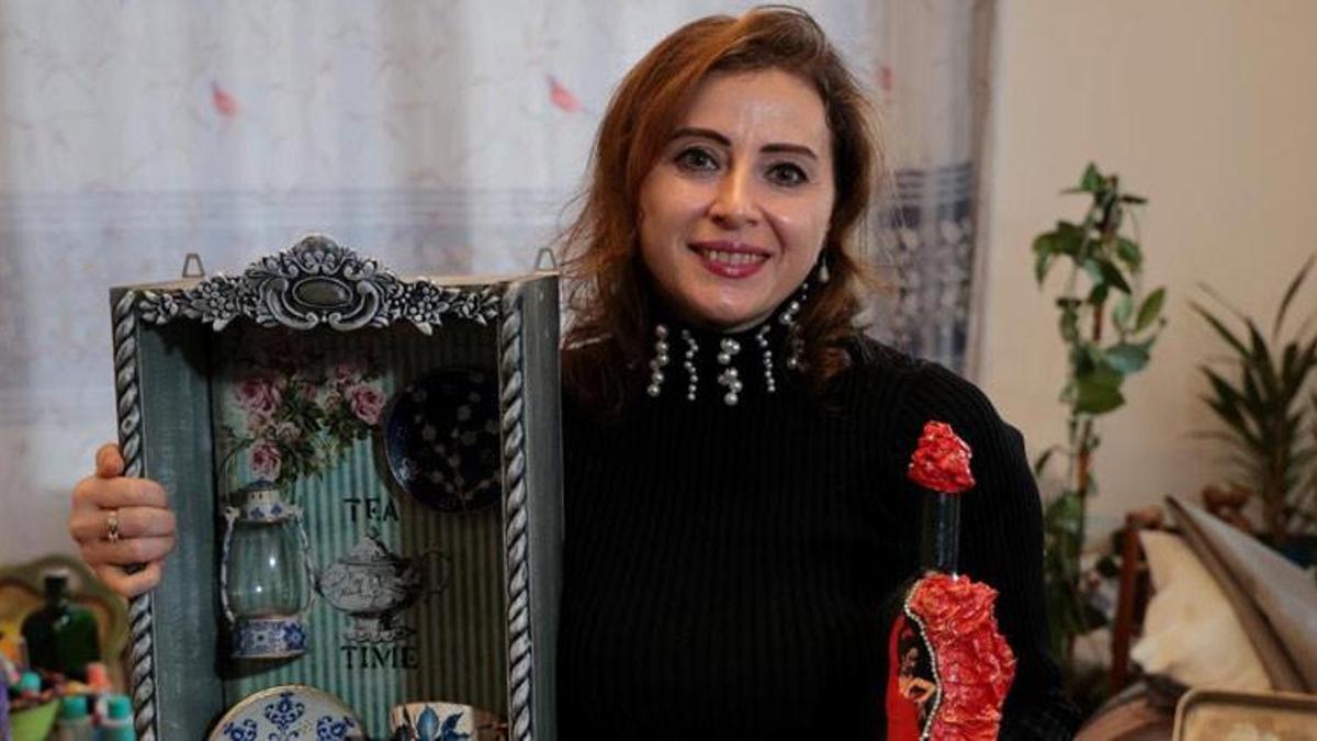 Çöpten topladığı şişe ve tahtaları sanat eserine dönüştürüyor! Özel tasarlıyor