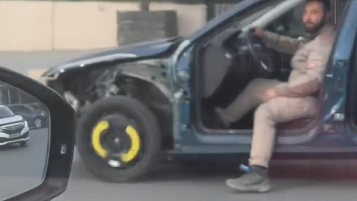 Ağır hasarlı otomobille trafiğe çıktı; ayağını dışarıya sarkıtarak ilerledi