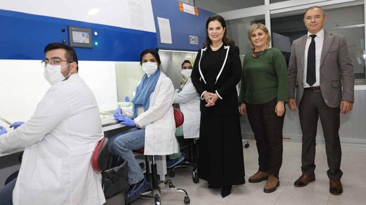 Rektör Tuncel, laboratuvarları ziyaret etti! Projeler hakkında bilgi aldı