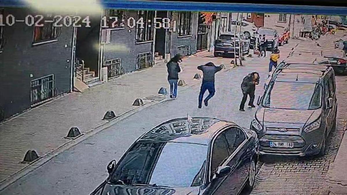 AK Partili Aziz Yeniay'ın seçim çalışması sırasındaki silahlı saldırıda vurulma anı ortaya çıktı