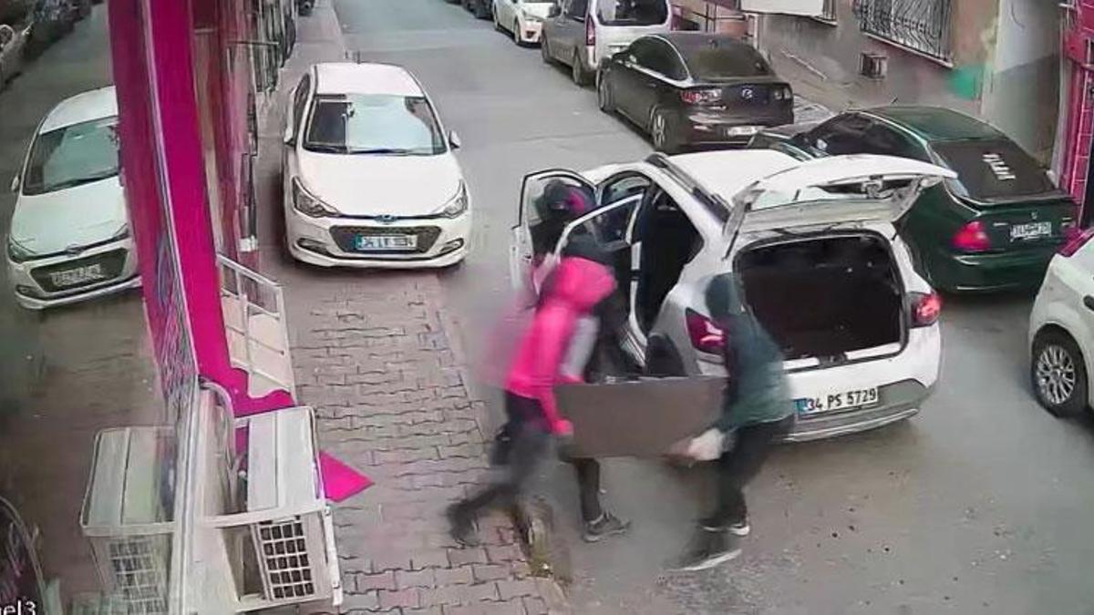 Hırsız çalmaya çalıştığı kasanın altında kaldı! O anlar güvenlik kamerasına yansıdı