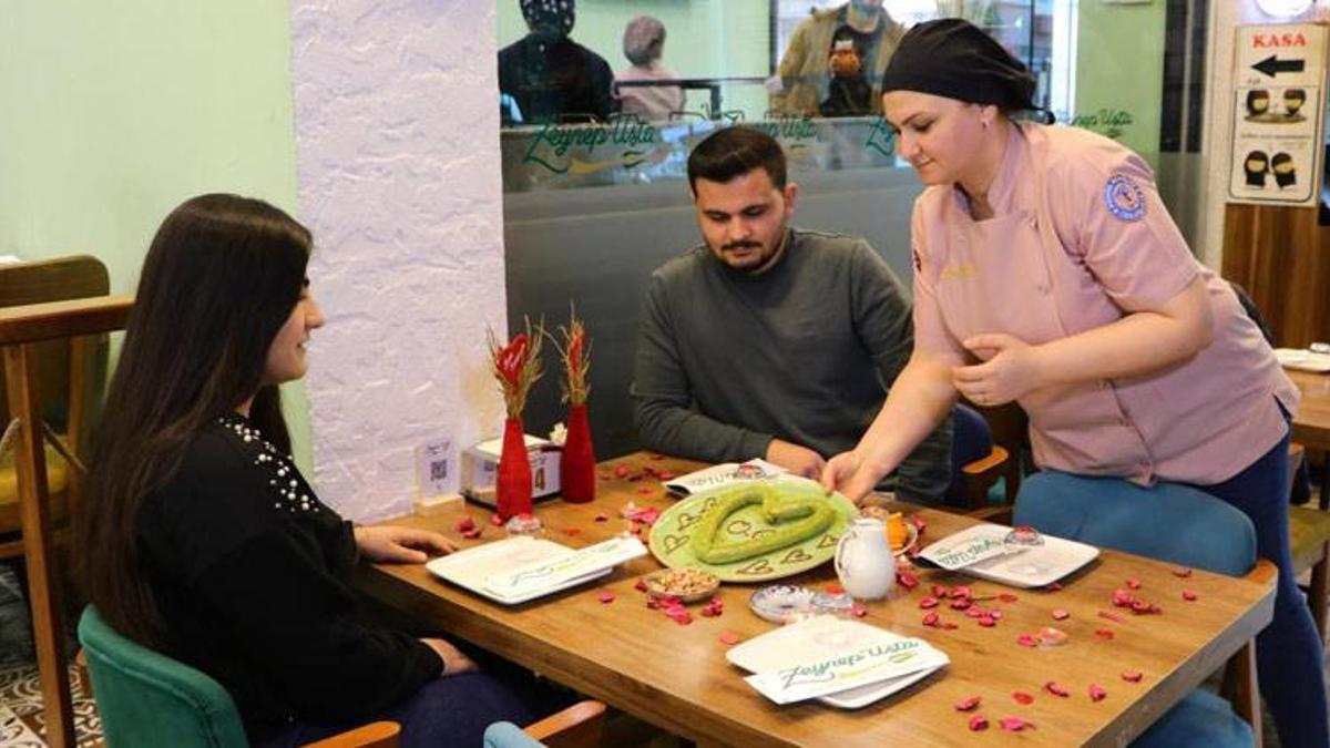 Sevgililer Günü'ne özel kalp şeklinde katmer! Müşterileri şaşırttı