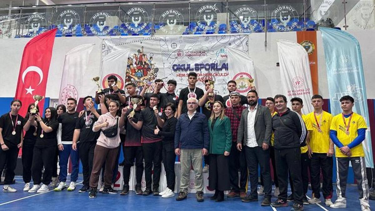 Liseli öğrencilerden dart başarısı