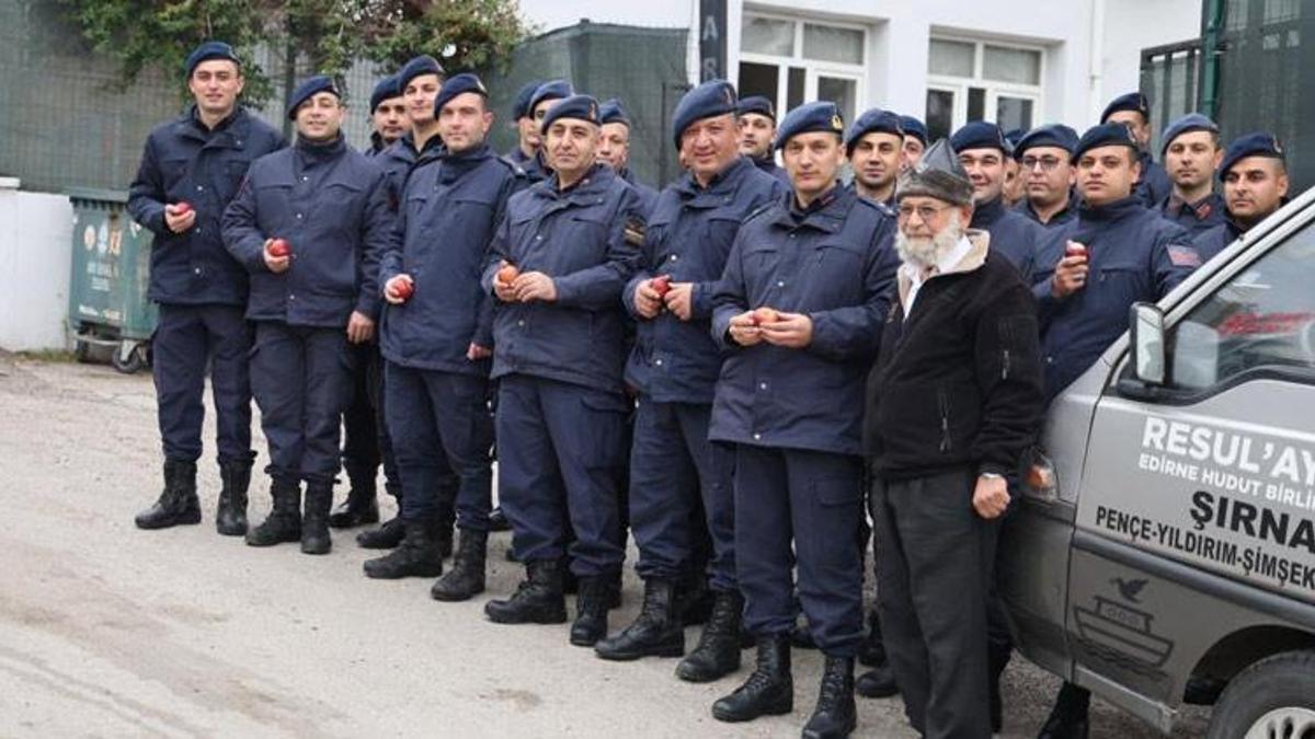 "Elmacı Dede" bu kez de Adana'daki askerlere elma getirdi