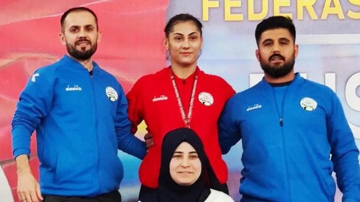 Kozanlı kadın güreşçi dünya ikincisini minderde devirdi! Şampiyonluk yaşadı