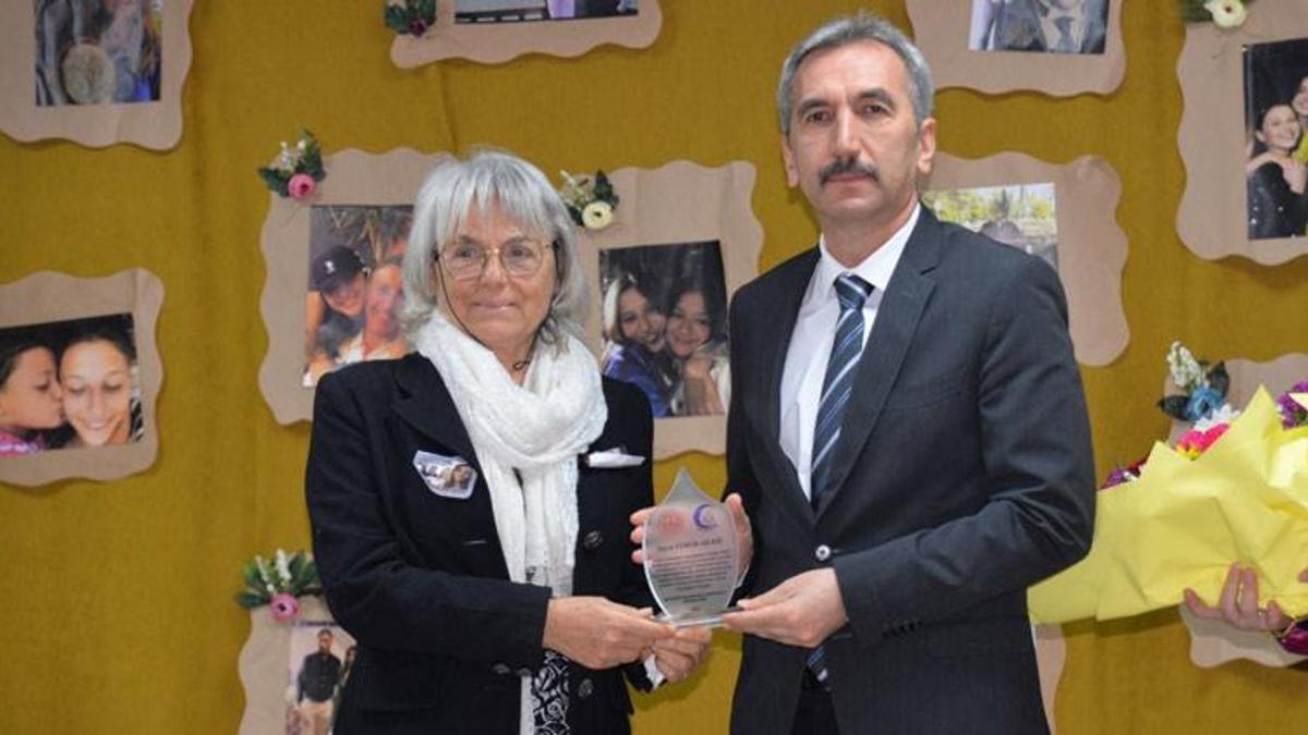 Depremde hayatını kaybeden ailenin adı çok amaçlı salona verildi
