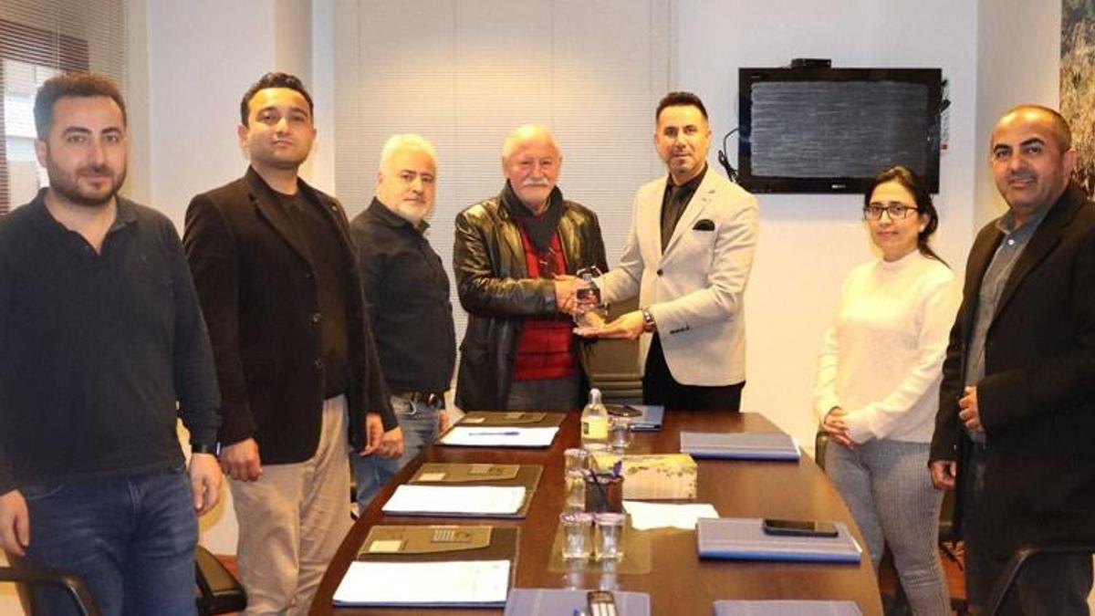 Verdiği emekler ödüllendirildi: İMO'dan Hasan Aksungur'a plaket
