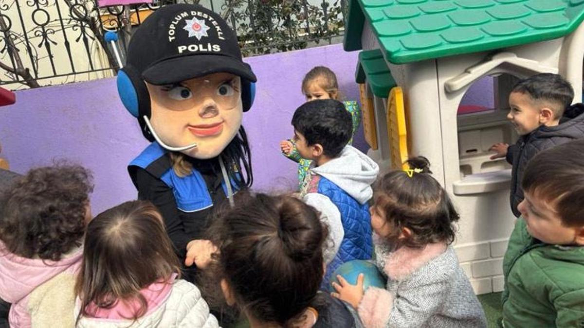 Polisten anaokulu öğrencilerine meslek tanıtımı