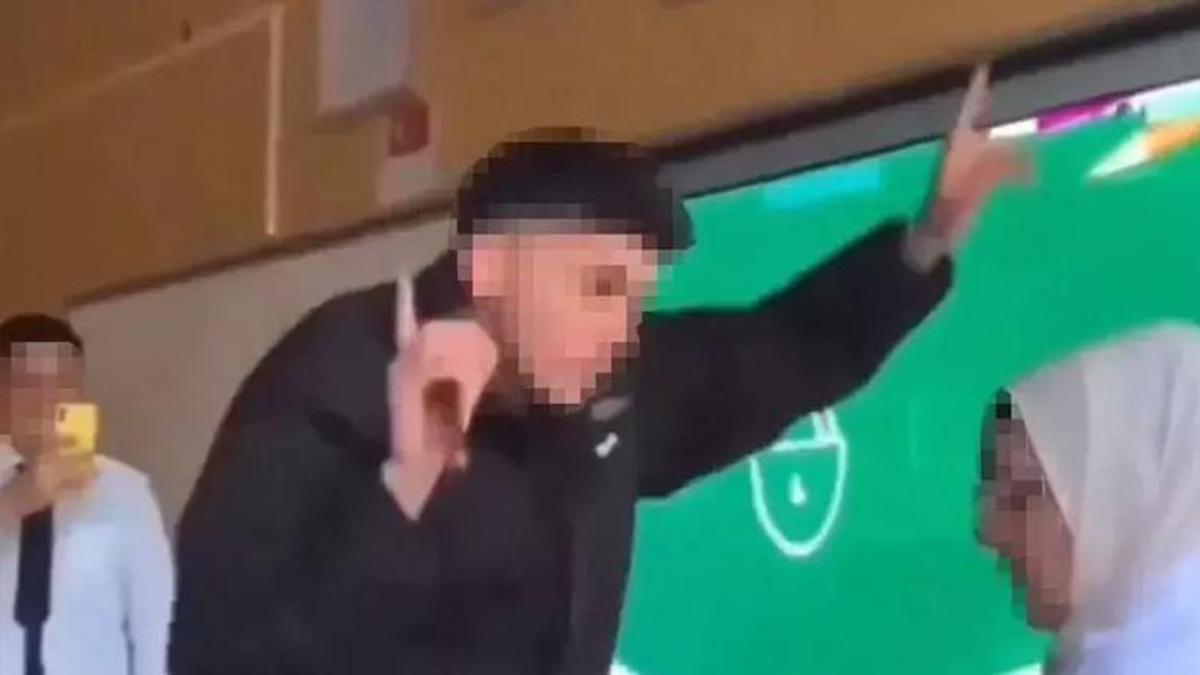 Okulda skandal görüntü! Öğretmenin karşısında oynayıp TikTok videosu çektiler