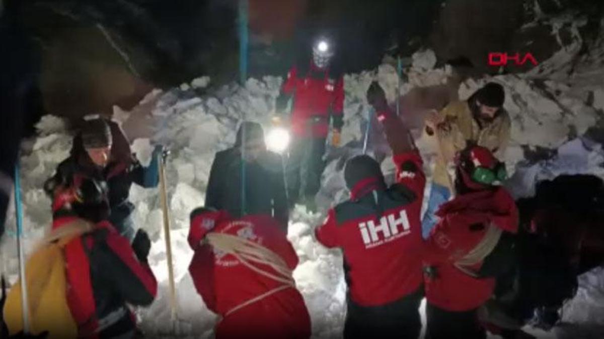 Bingöl’ün Genç ilçesinde çığ düştü: Çığ altında kaldığı düşünülen 1 kişi aranıyor