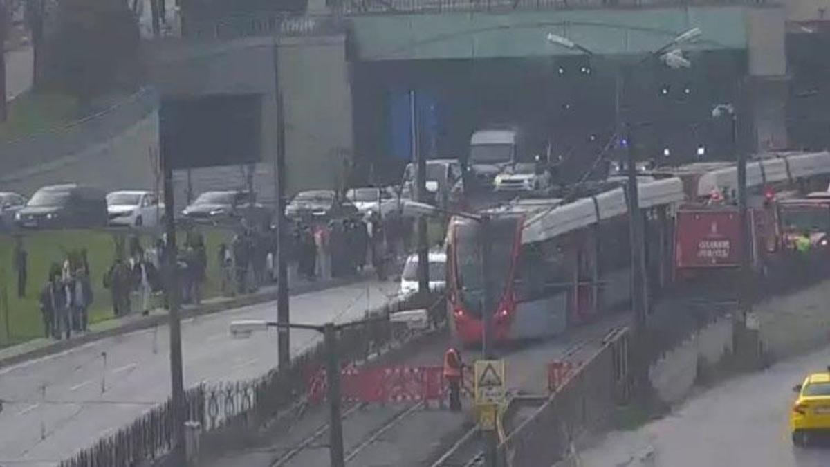 Topkapı'da korkunç kaza! Tramvay altında can pazarı; seferler yapılamıyor