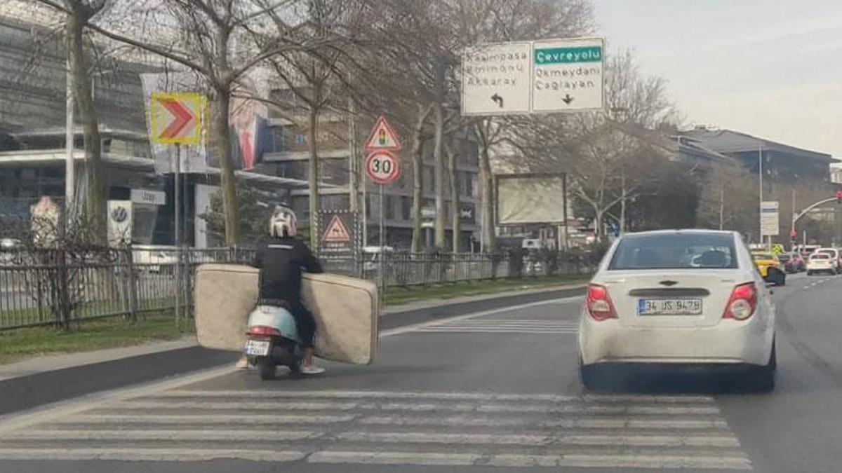 Beyoğlu'nda trafikte şaşkınlık veren görüntü!