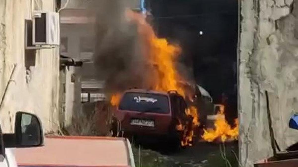 Rize'de 2 otomobil park halindeyekn alev alev yandı