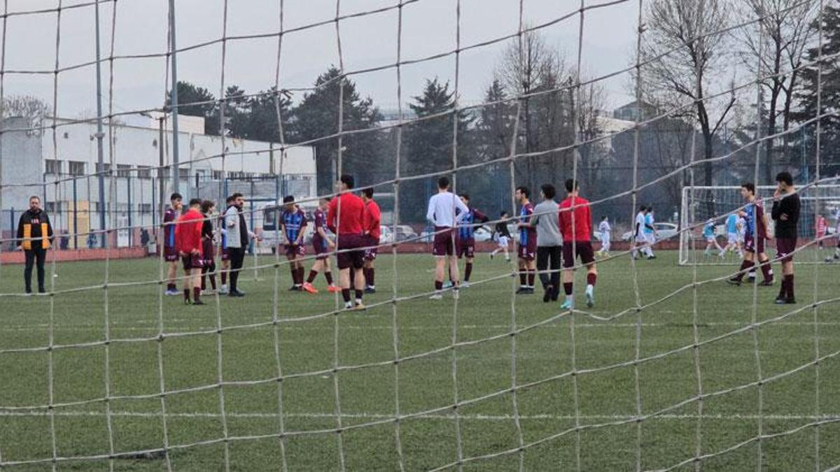 Amatör futbolcuların antrenmanda korku dolu anlar! Saha aydınlatmaları alev aldı