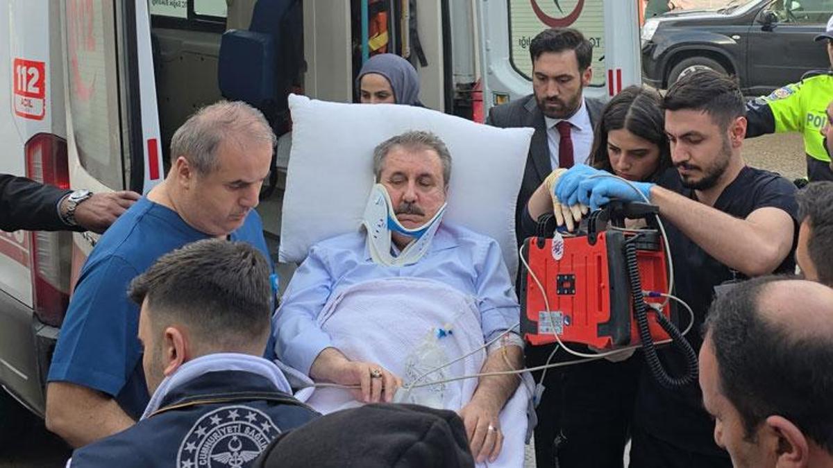 Büyük Birlik Partisi Genel Başkanı Mustafa Destici'nin içinde bulunduğu makam aracı kaza yaptı;4 yaralı