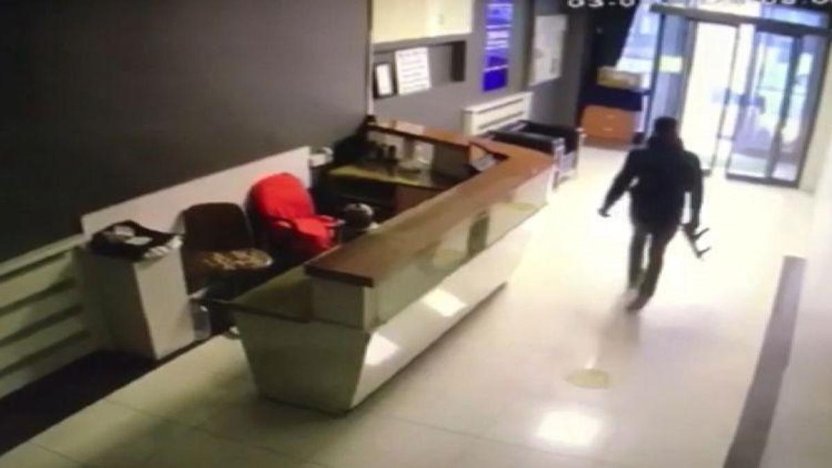 Uzun namlulu silah ve tabancayla iş hanını bastılar