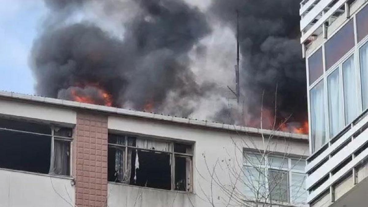 Küçükçekmece'de korkutan yangın! Binanın çatısı alev alev yandı