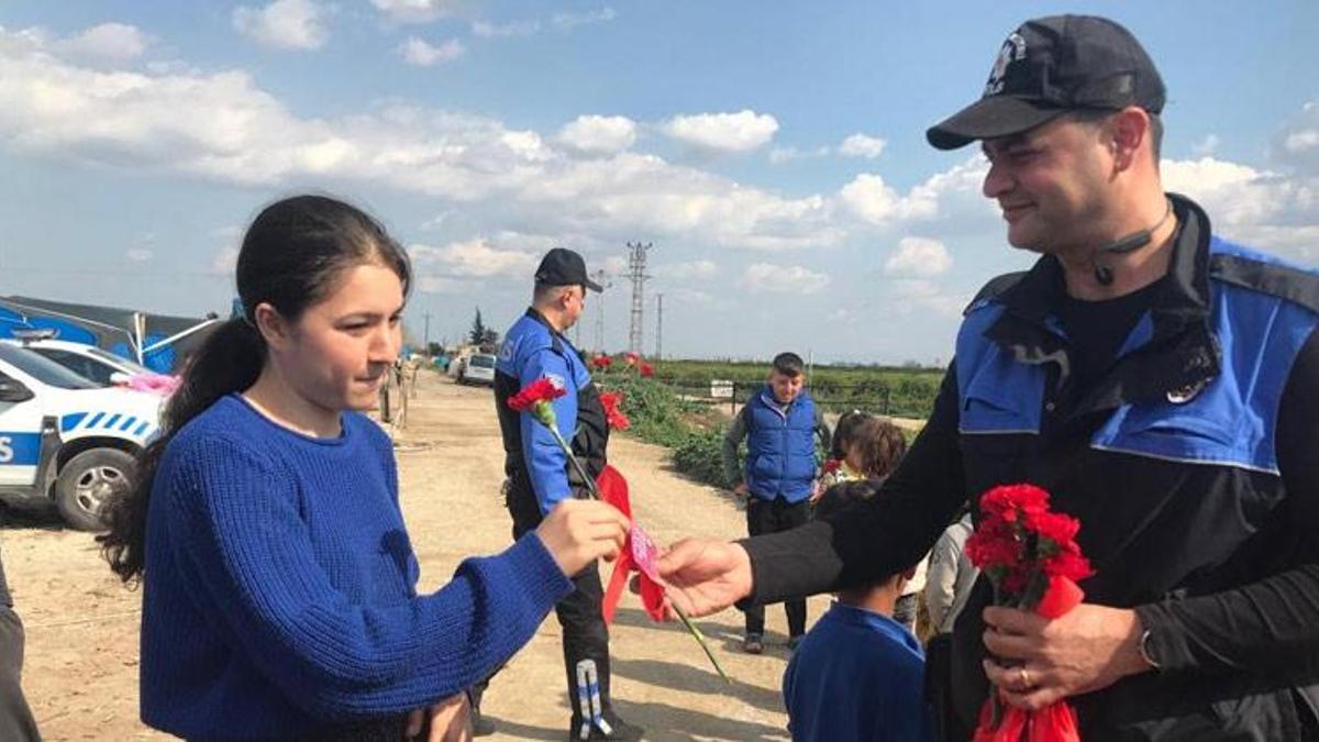 Adana polisinden tarlada çalışan kadınlara karanfilli kutlama! "İlk defa polis abilerden çiçek alıyorum"