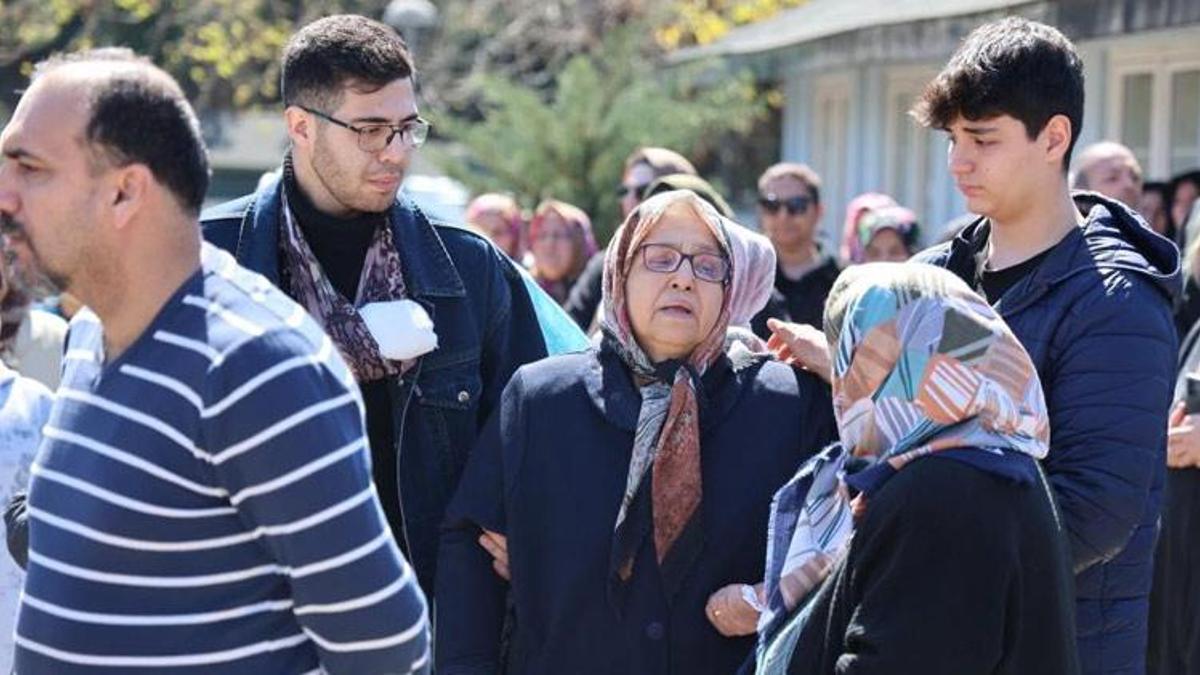 Eski eşinin öldürdüğü kadın doktor gözyaşları içinde toprağa verildi! Herkesi duygulandırdı