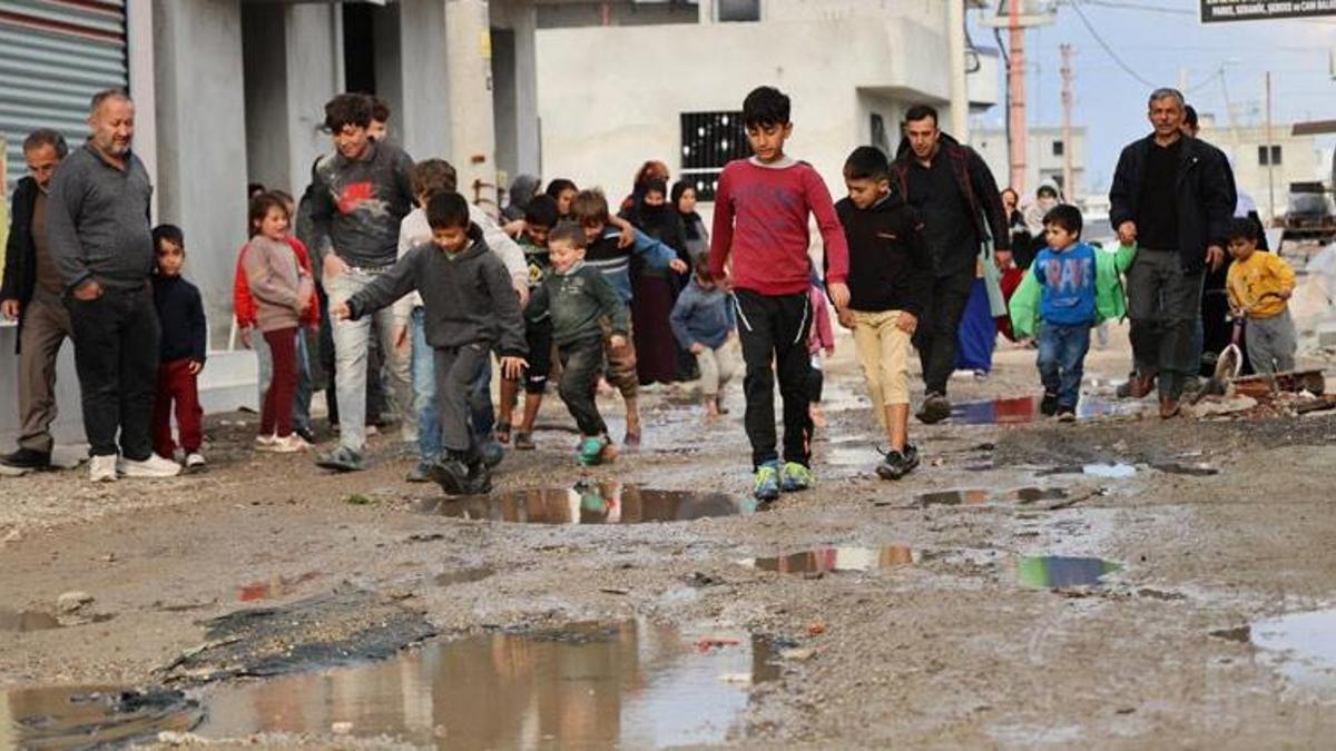 Mahallenin bozuk yol isyanı! "Çocuklarımıza yeni ayakkabı almaya hasret kaldık"
