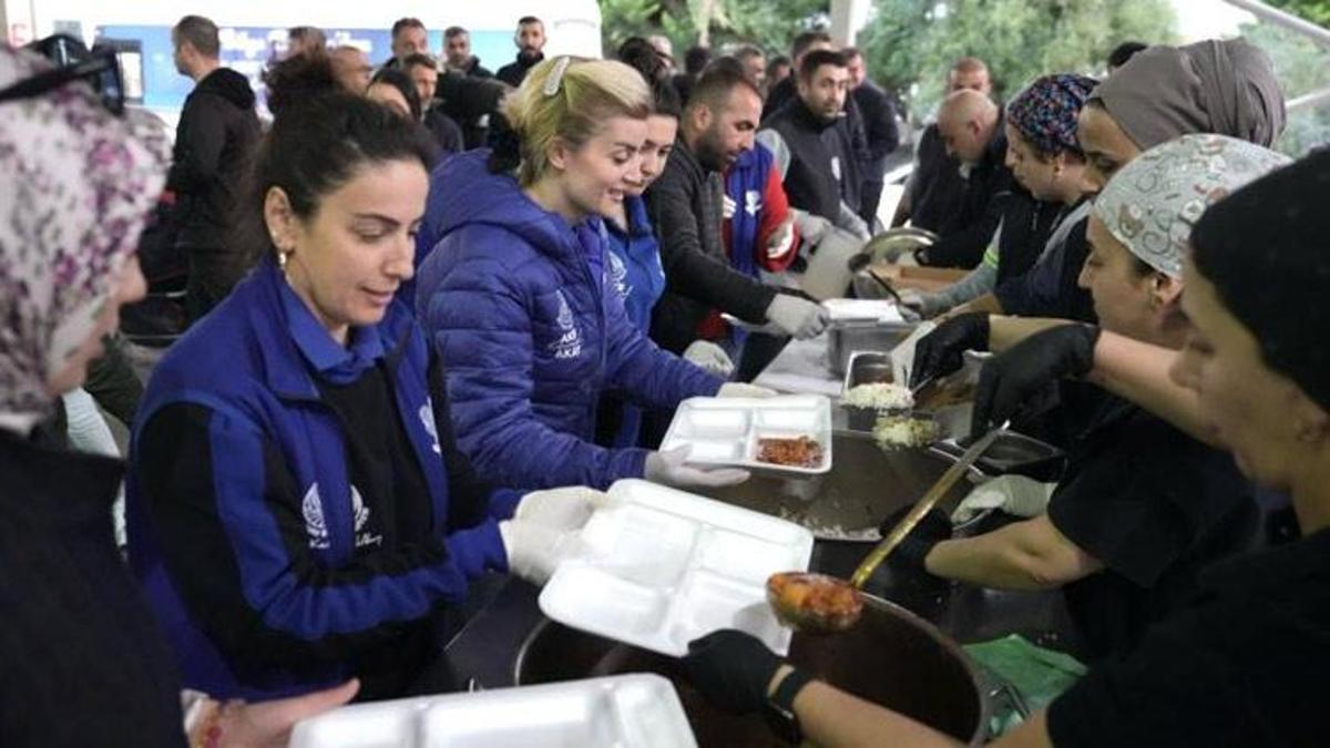Seyhan’da 16 ayrı noktada iftar sofrası! "Aşımız, paylaştıkça bereketlenir"