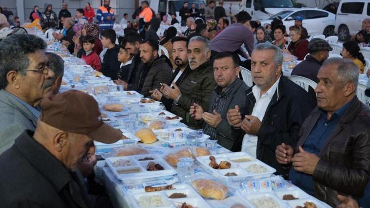 Büyükşehir her gün bir mahallede iftar sofrası kuruyor! "Ayrıştırmaya çalışanlara uymuyoruz"