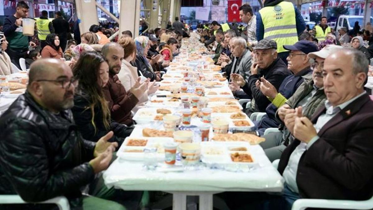Adana Seyhan'da ilk iftar sofrası kuruldu